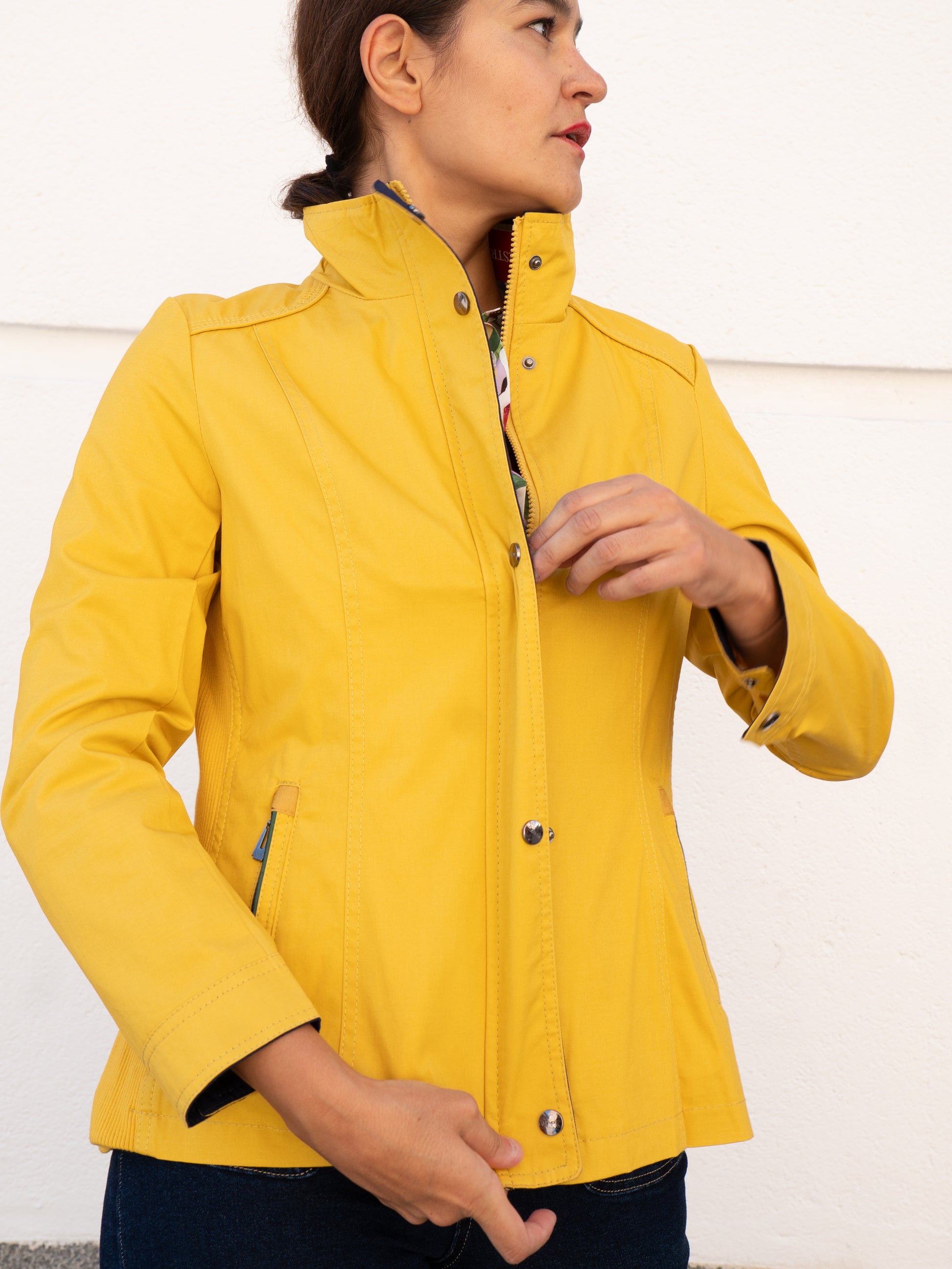 Cazadora de inspiración marinera amarilla muestrarios ropa y moda mujer tallas grandes plus 