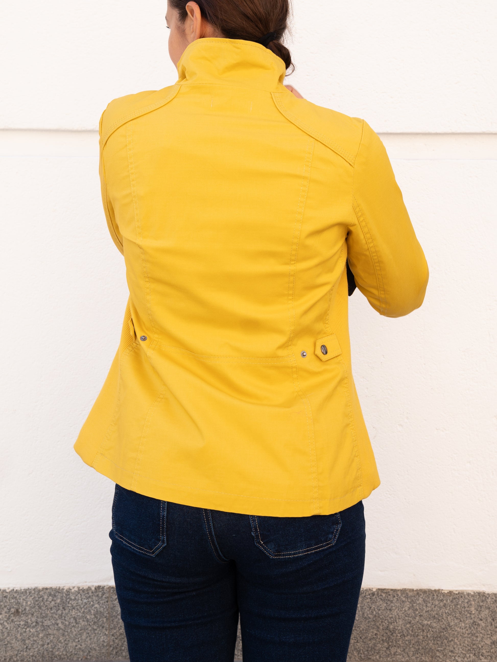 Cazadora de inspiración marinera amarilla muestrarios ropa y moda mujer tallas grandes plus 