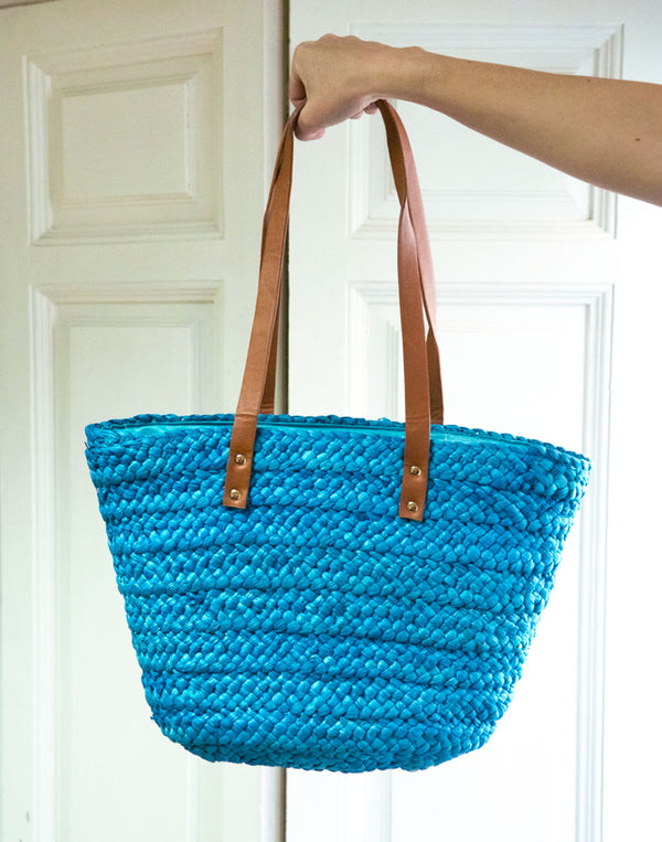 Bolso cesta capazo azul turquesa muestrarios de ropa y moda de mujer vestir bien en verano