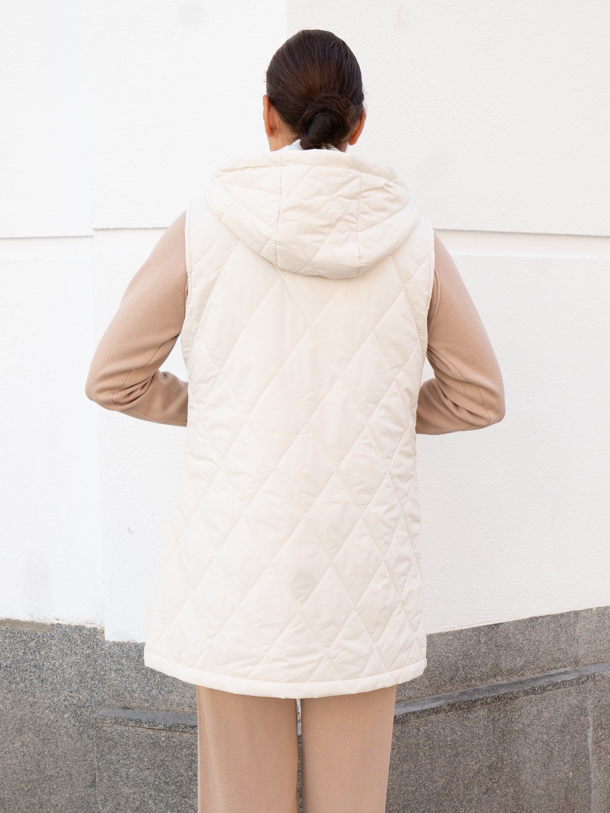 Chaleco acolchado rombos blanco marfil muestrarios de ropa y moda de mujer 