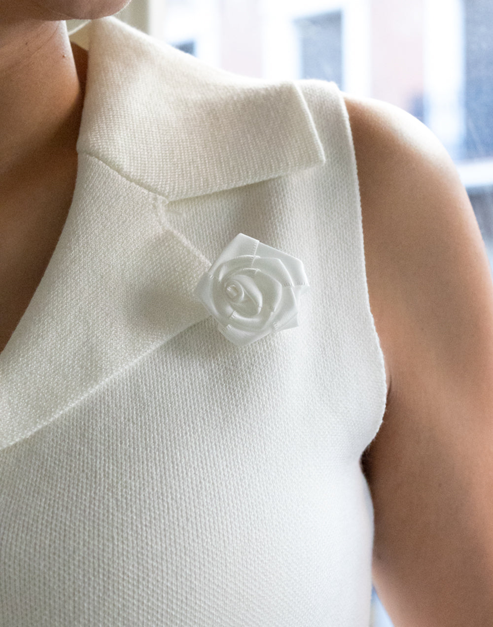 Chaleco de tricot con solapas y botones joyas blanco
