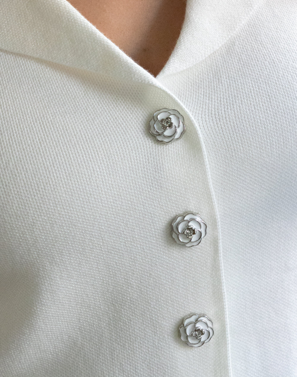 Chaleco de tricot con solapas y botones joyas blanco