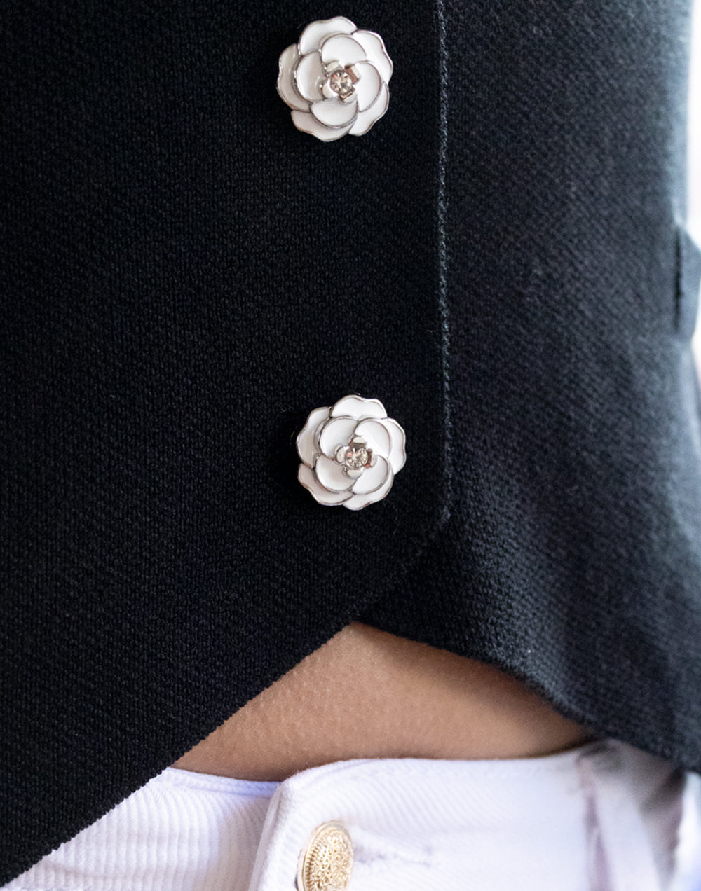 Chaleco de tricot con solapas y botones joyas negro muestrarios de ropa y moda de mujer vestir bien elegante ideas para ir a trabajar
