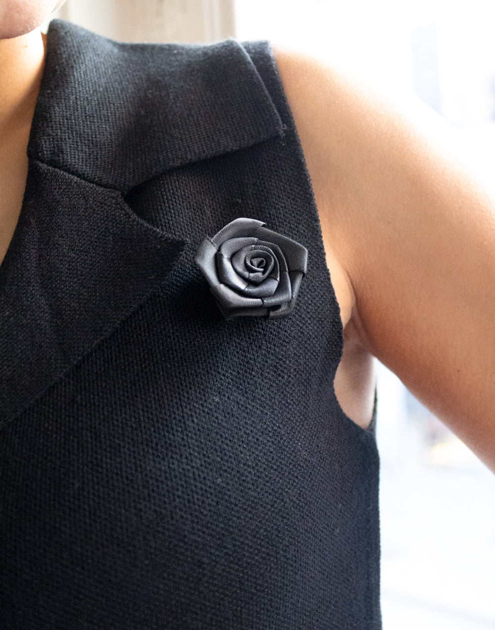 Chaleco de tricot con solapas y botones joyas negro muestrarios de ropa y moda de mujer vestir bien elegante ideas para ir a trabajar