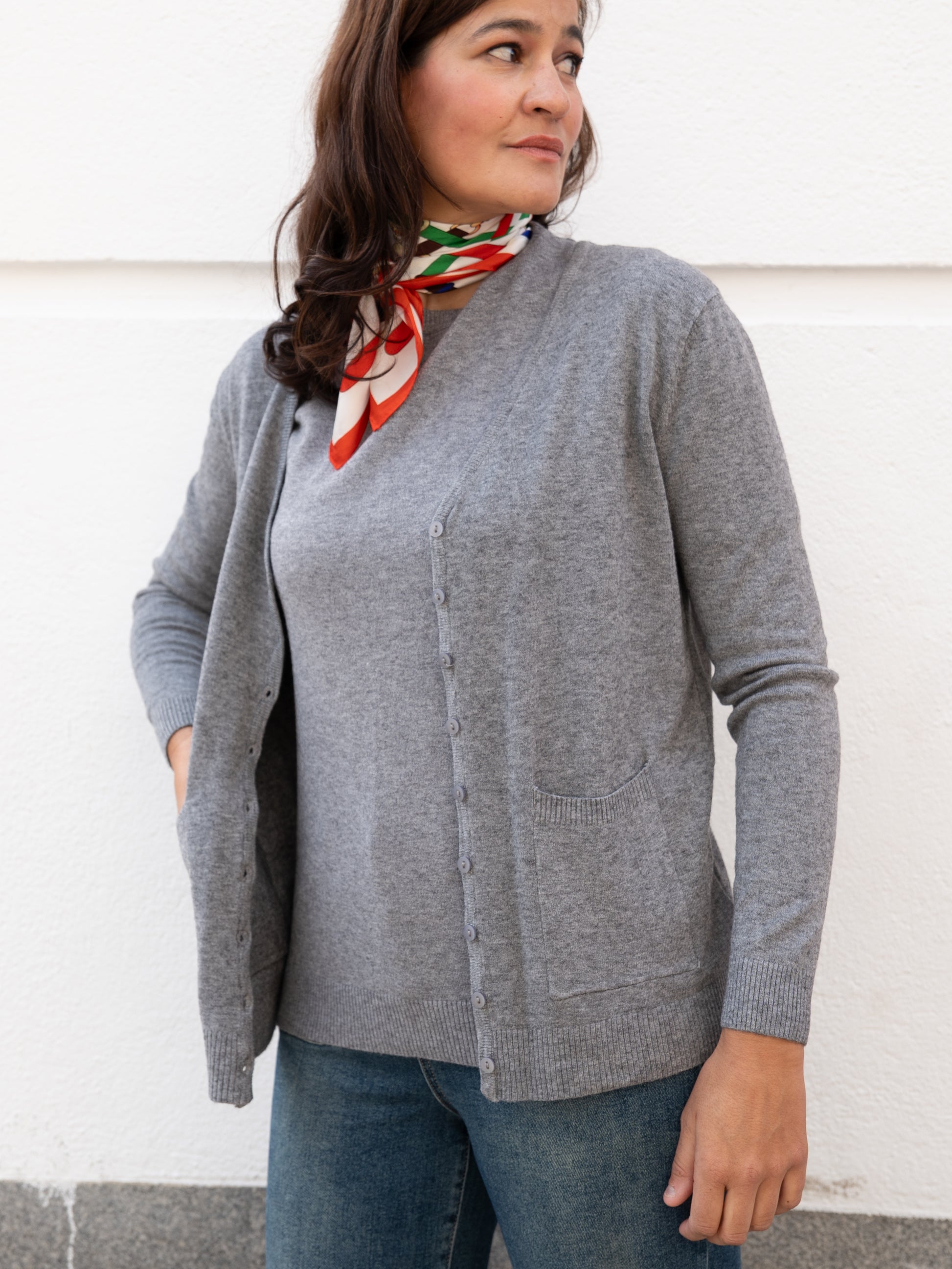 Chaqueta básica recta de tricot gris muestrarios de ropa y moda de mujer vestir bien ideas mujer mediana edad 