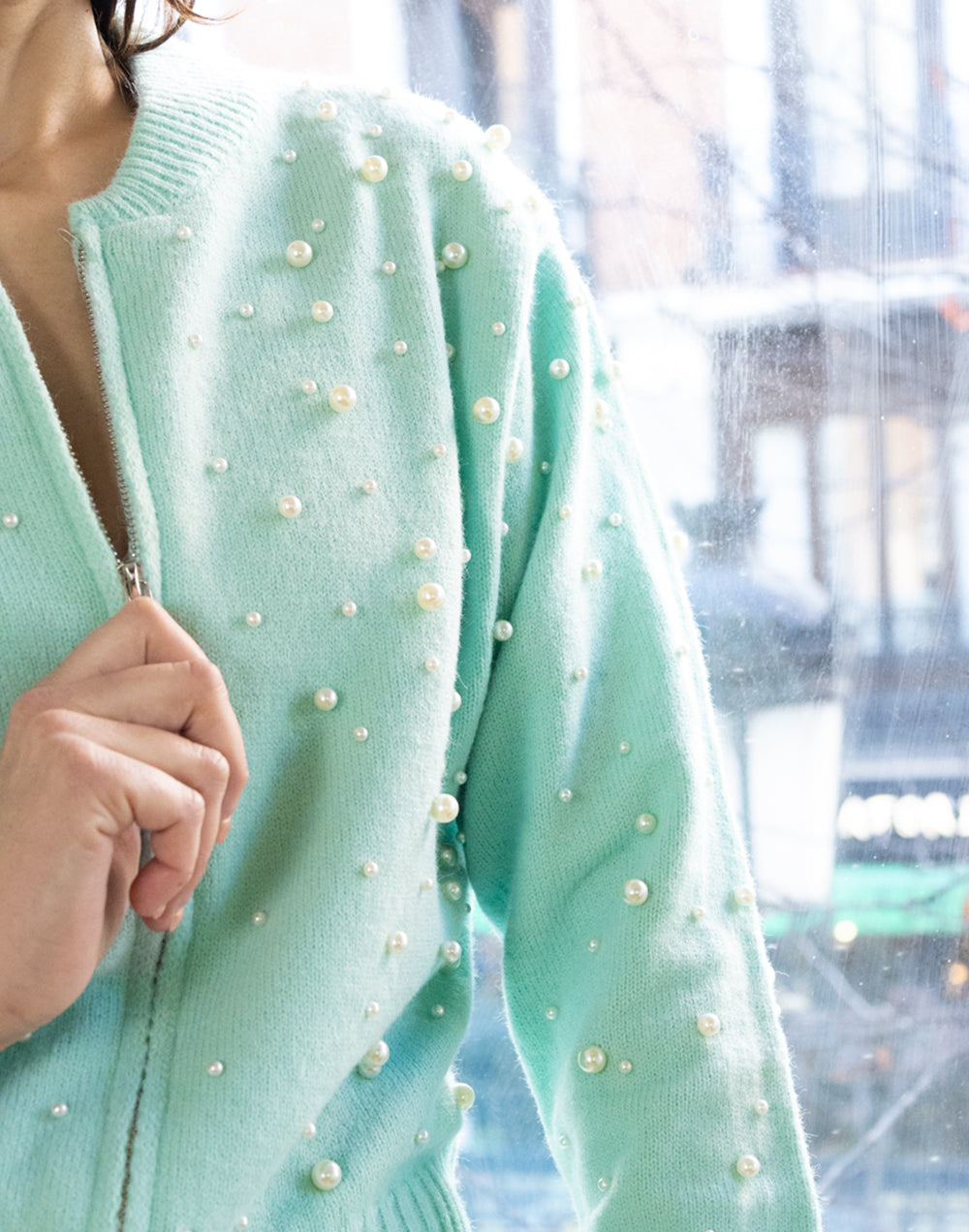 Chaqueta bomber de punto con apliques de perlas aguamarina muestrarios de ropa y moda de mujer vestir bien con talla grande plus