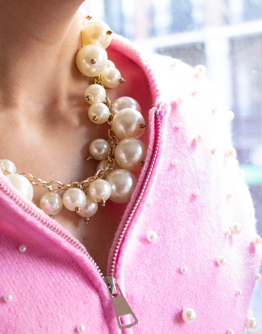 Chaqueta bomber de punto con apliques de perlas rosa muestrarios de ropa y moda de mujer vestir bien con talla grande plus