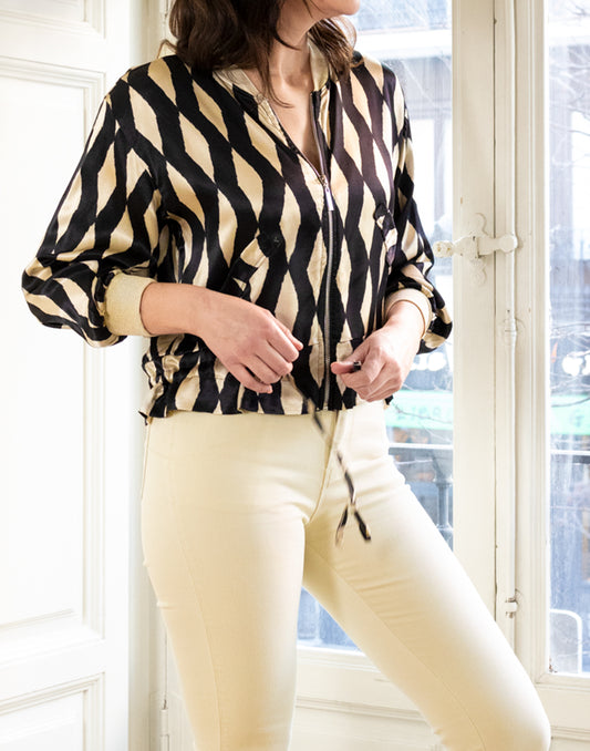 Chaqueta bomber estampado de rombos beige y negro muestrarios de ropa y moda de mujer vestir bien con talla grande