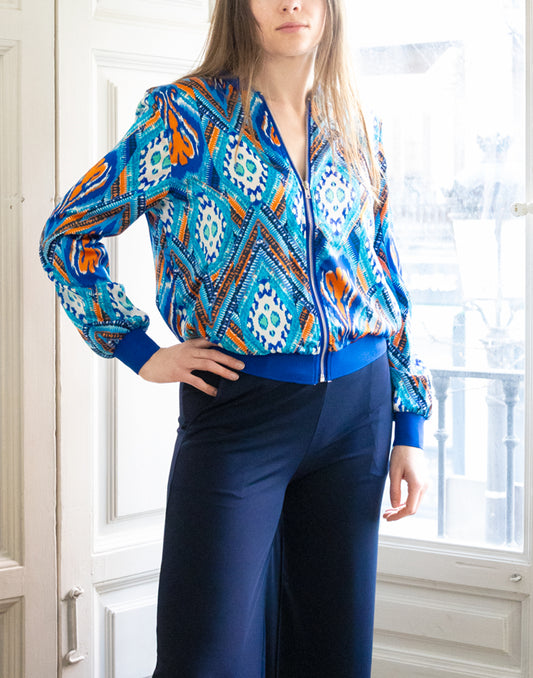 Chaqueta bomber estampado ikat azul turquesa muestrarios de ropa y moda de mujer vestir bien ideas para mujer mediana edad