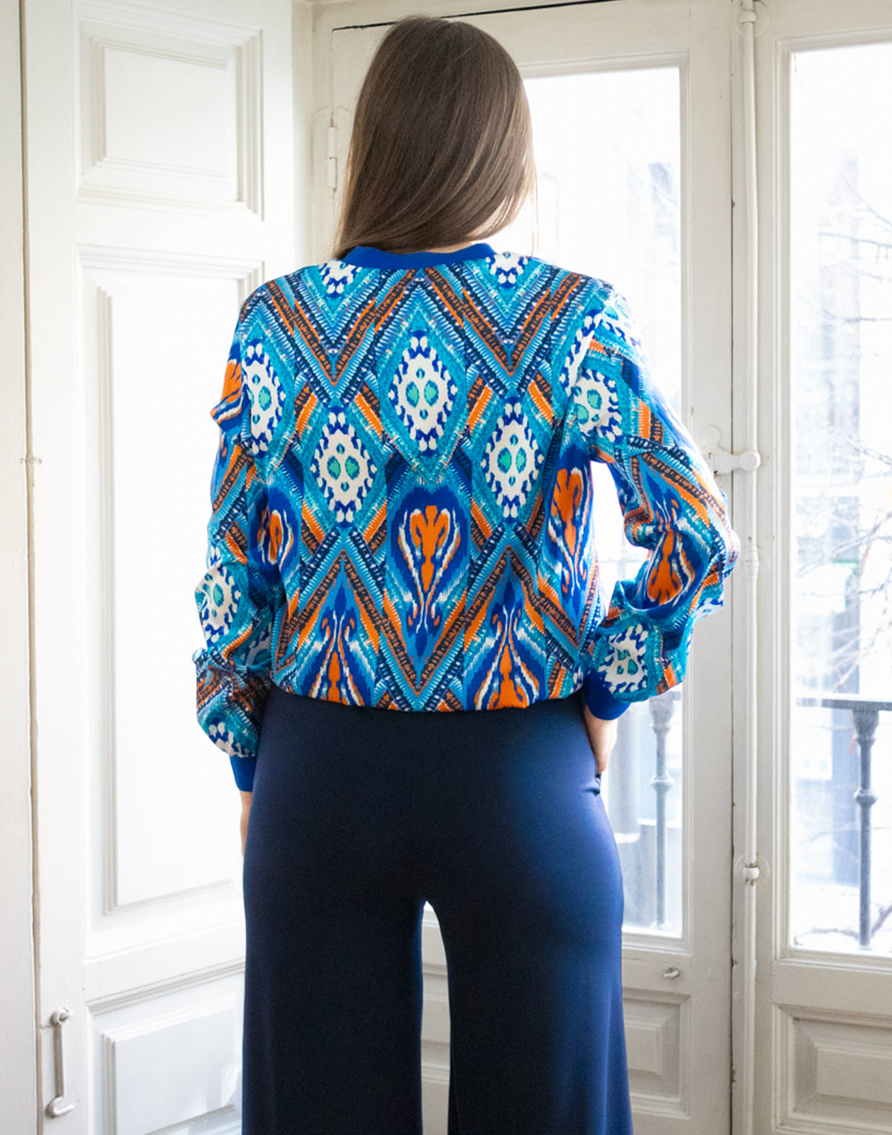 Chaqueta bomber estampado ikat azul turquesa muestrarios de ropa y moda de mujer vestir bien ideas para mujer mediana edad