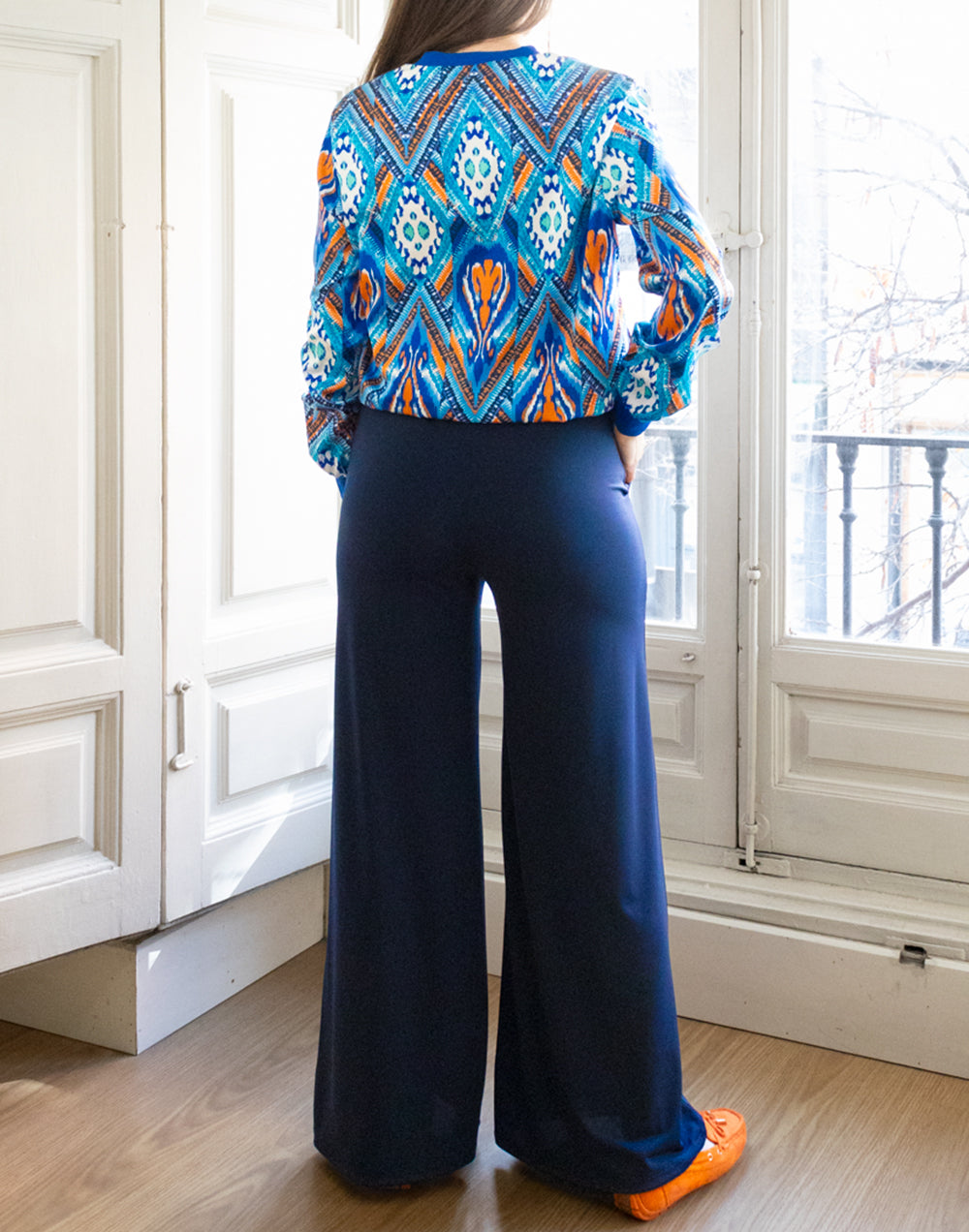 Chaqueta bomber estampado ikat azul turquesa muestrarios de ropa y moda de mujer vestir bien ideas para mujer mediana edad