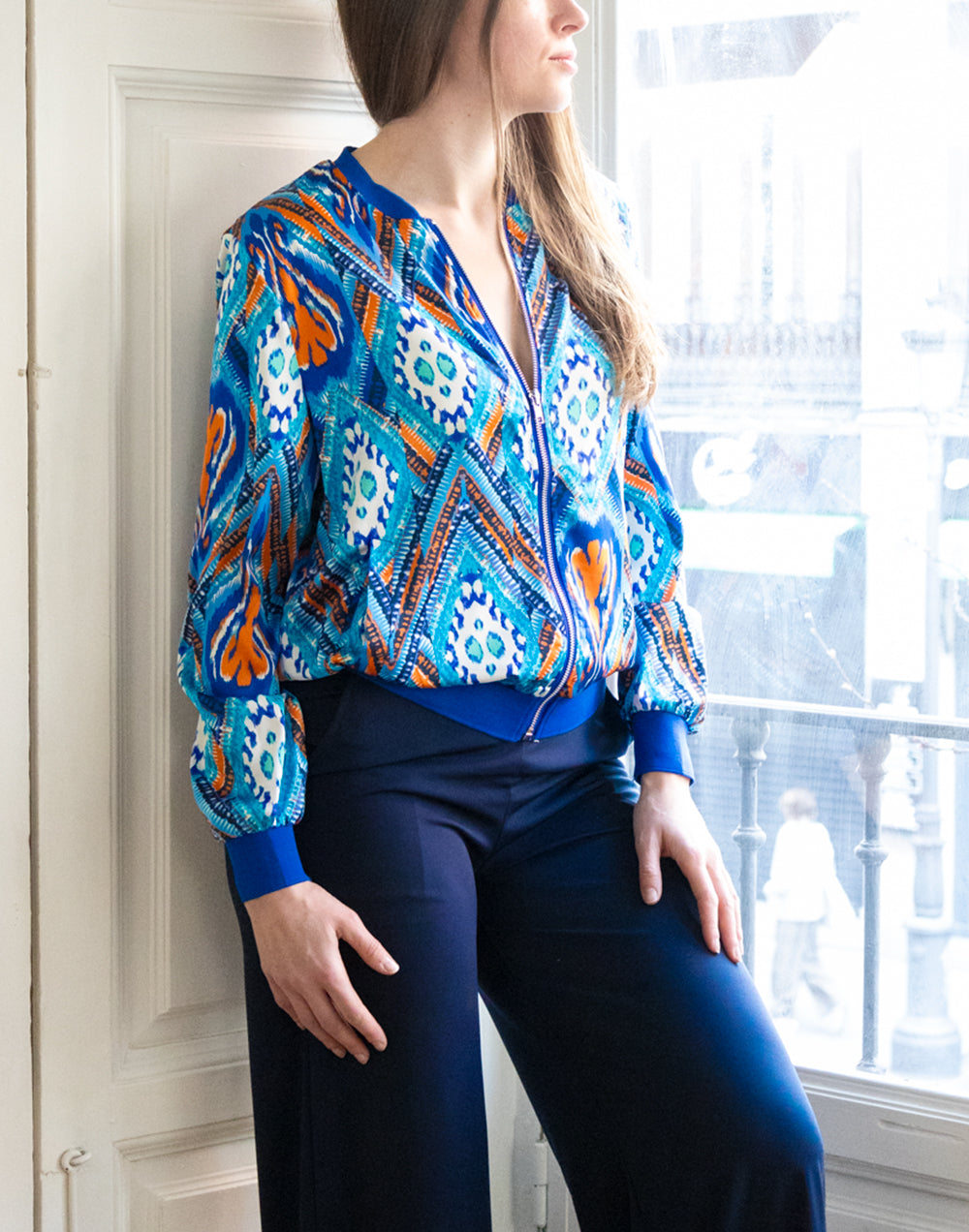 Chaqueta bomber estampado ikat azul turquesa muestrarios de ropa y moda de mujer vestir bien ideas para mujer mediana edad