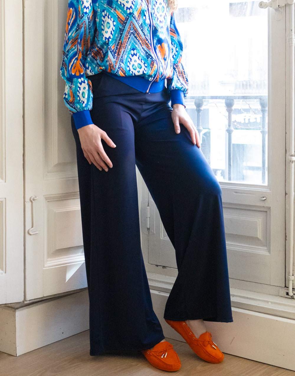 Chaqueta bomber estampado ikat azul turquesa muestrarios de ropa y moda de mujer vestir bien ideas para mujer mediana edad