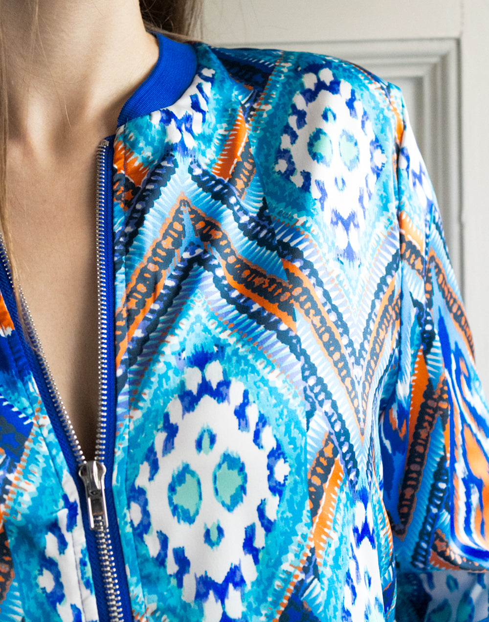 Chaqueta bomber estampado ikat azul turquesa muestrarios de ropa y moda de mujer vestir bien ideas para mujer mediana edad