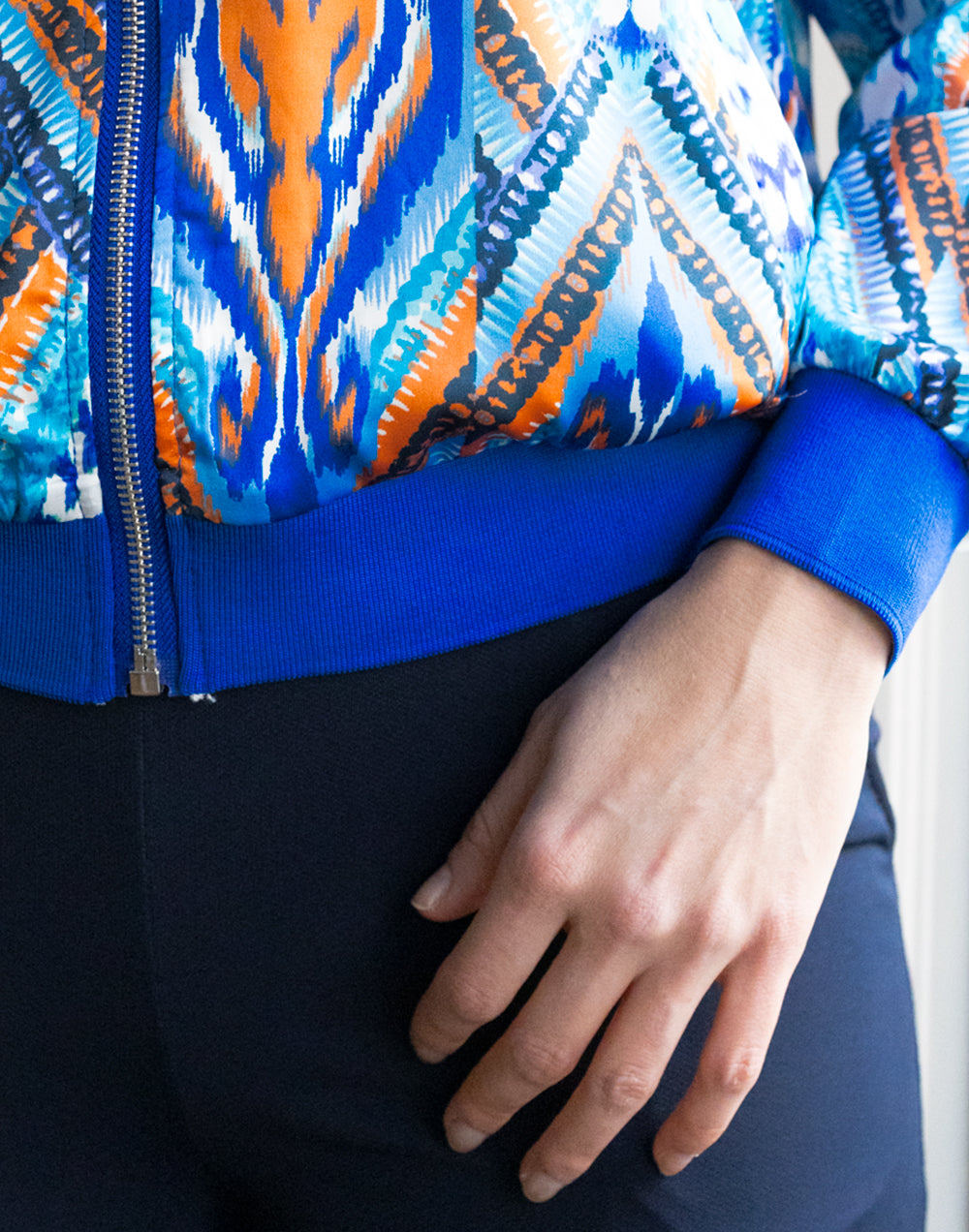 Chaqueta bomber estampado ikat azul turquesa muestrarios de ropa y moda de mujer vestir bien ideas para mujer mediana edad