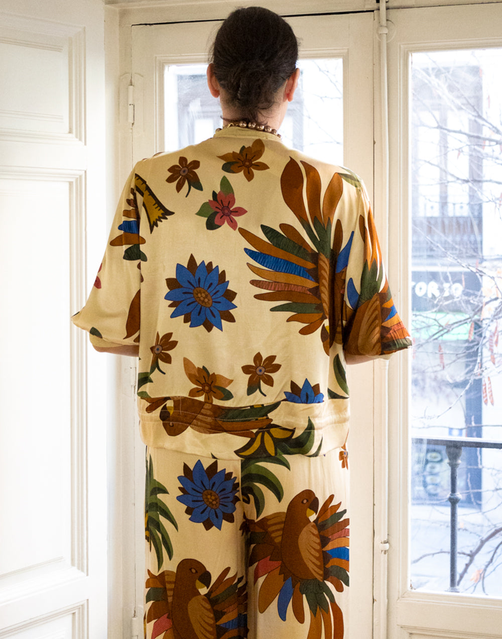 Chaqueta bomber estampado tropical beige muestrarios de ropa y moda de mujer vestir bien para ir a la oficina mujer mediana edad