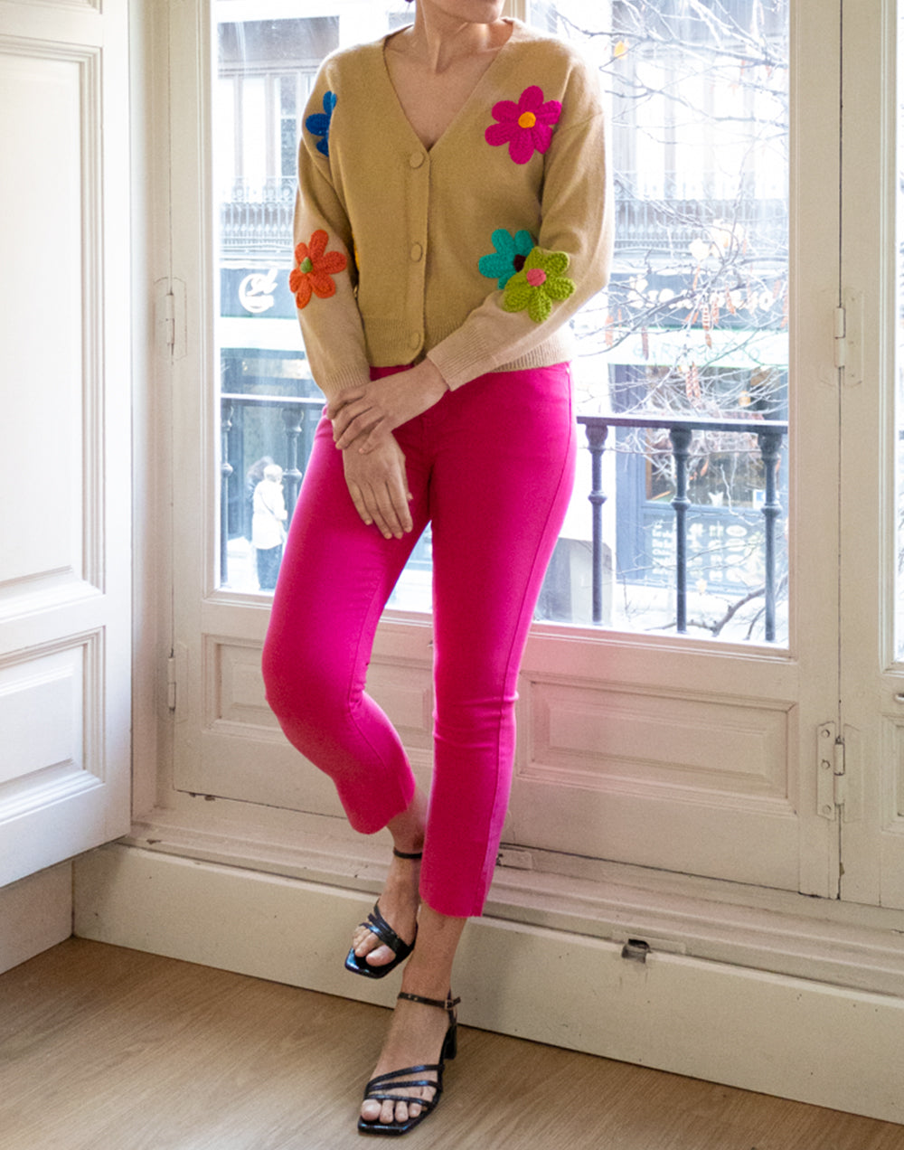 Chaqueta cárdigan con maxi flores bordadas camel muestrarios de ropa y moda de mujer vestir bien mujer mediana edad