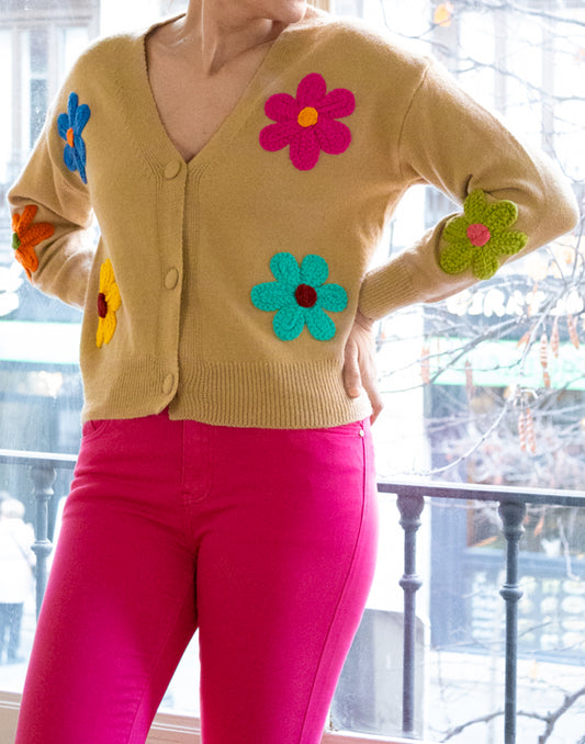 Chaqueta cárdigan con maxi flores bordadas camel muestrarios de ropa y moda de mujer vestir bien mujer mediana edad
