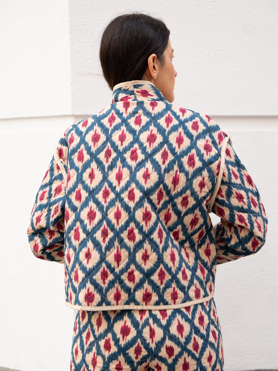 Chaqueta cazadora acolchada estampado ikat azul petróleo y pantalón corto acolchado muestrarios de ropa y moda de mujer conjunto juvenil 