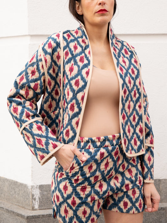 Chaqueta cazadora acolchada estampado ikat azul petróleo y pantalón corto acolchado muestrarios de ropa y moda de mujer conjunto juvenil 