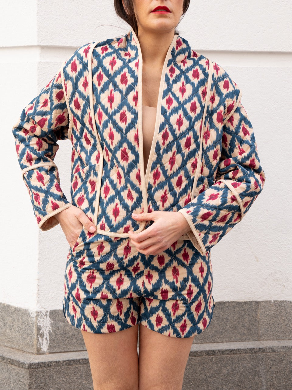 Chaqueta cazadora acolchada estampado ikat azul petróleo y pantalón corto acolchado muestrarios de ropa y moda de mujer conjunto juvenil 