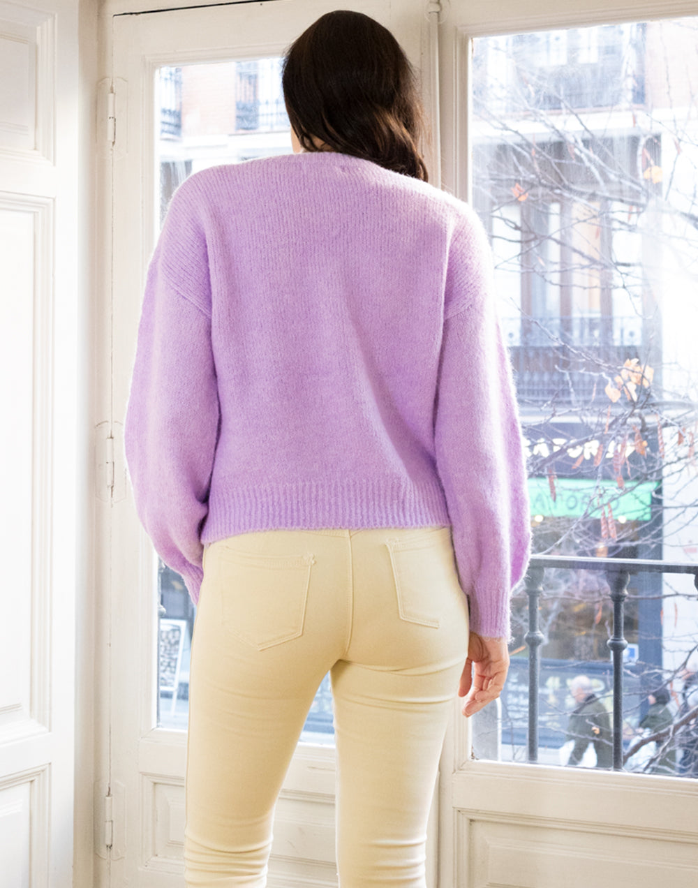 Chaqueta con flores bordadas en el hombro lila muestrarios de ropa y moda de mujer vestir bien con talla grande plus