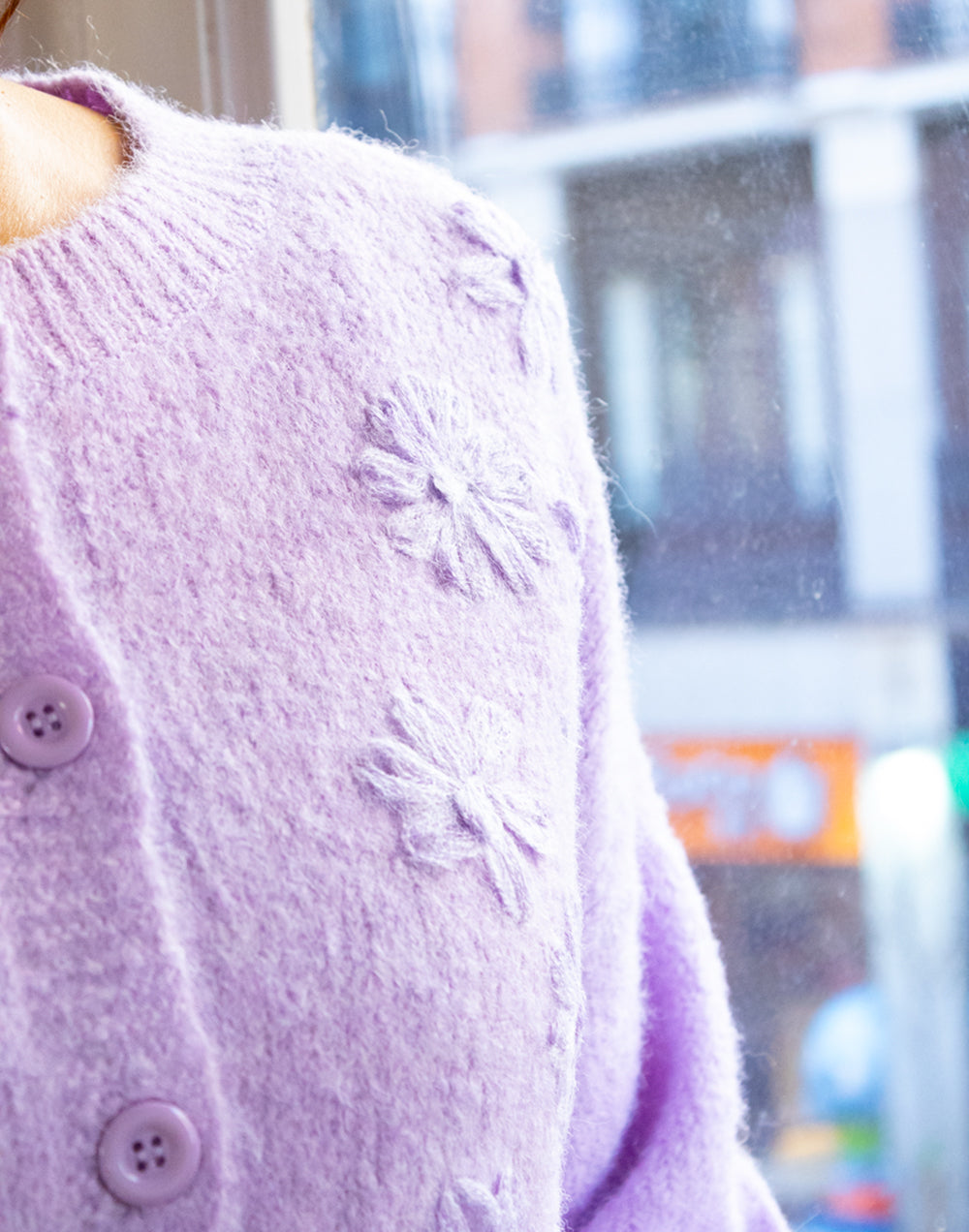 Chaqueta con flores bordadas en el hombro lila muestrarios de ropa y moda de mujer vestir bien con talla grande plus