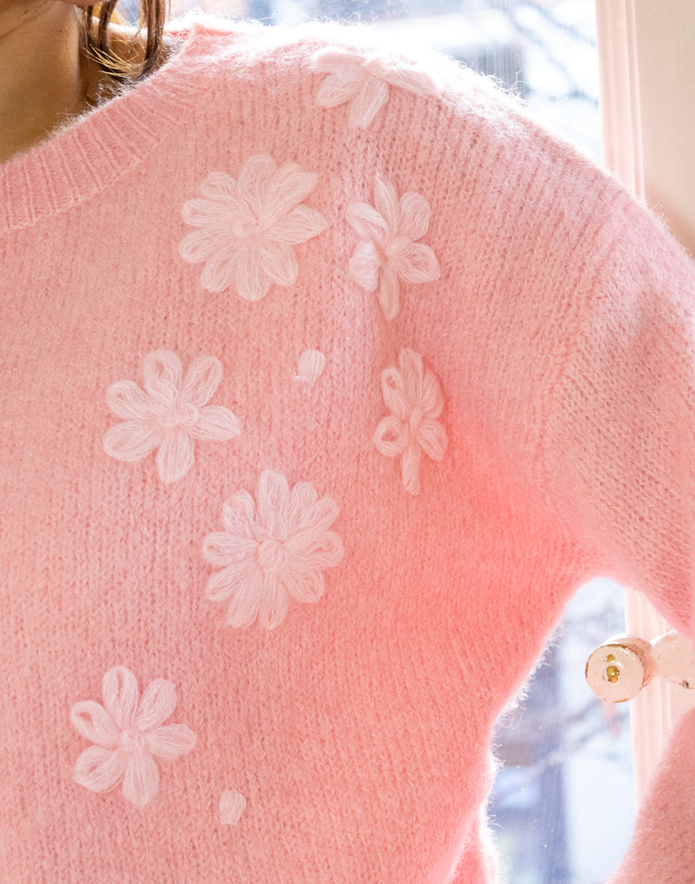 Chaqueta con flores bordadas en el hombro rosa muestrarios de ropa y moda de mujer vestir bien con talla grande plus