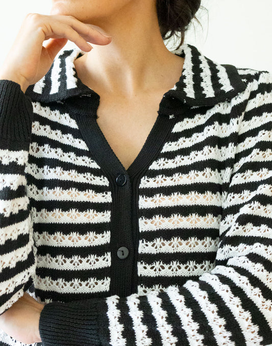 Chaqueta de crochet con cuello de rayas blanco y negro muestrarios de ropa y moda de mujer vestir bien días fríos