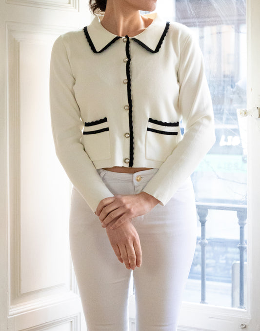 Chaqueta de punto con cuello y filo a contraste blanco marfil muestrarios de ropa y moda de mujer vestir bien mujer mediana edad para ir a la oficina