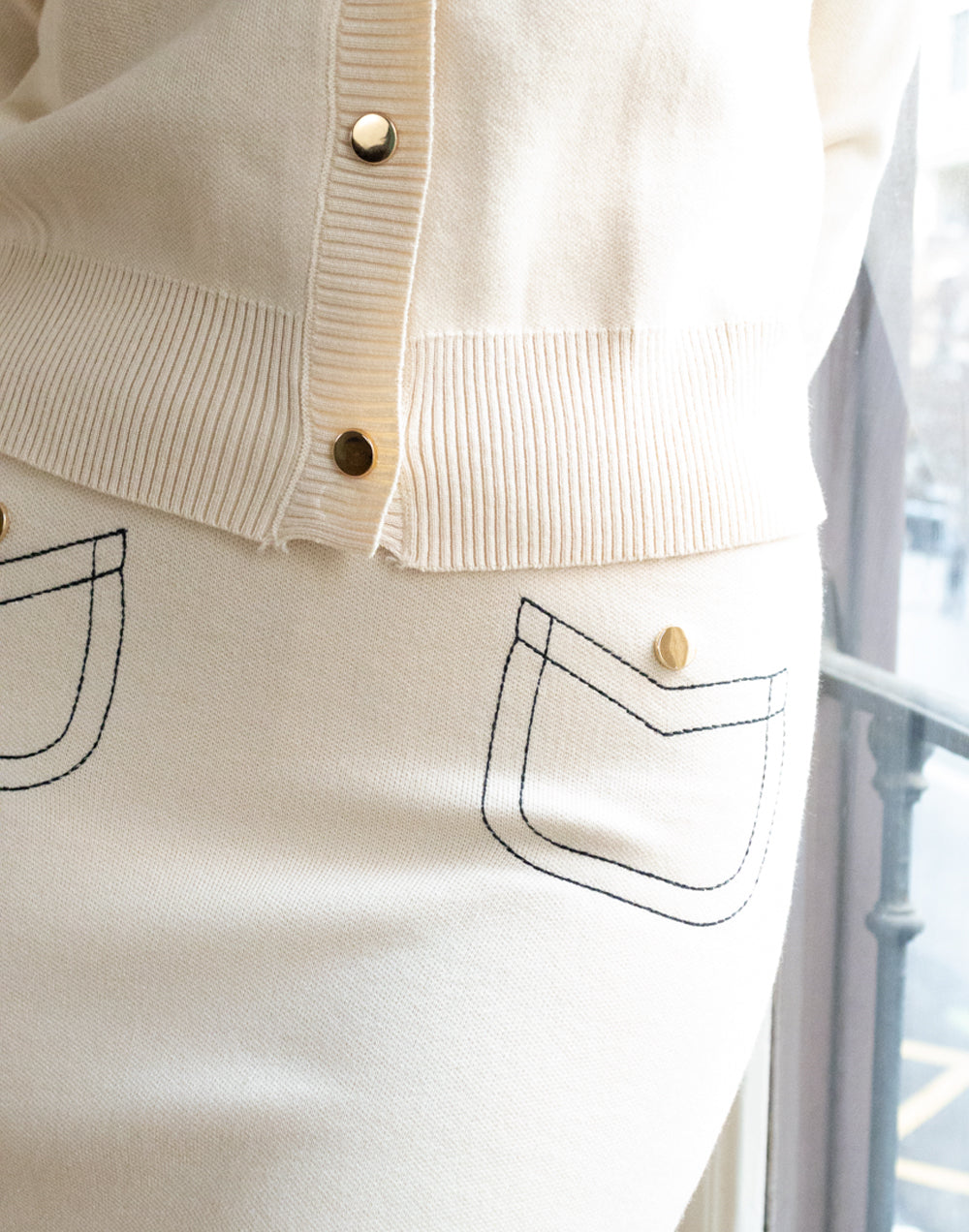 Chaqueta de tricot con contornos blanco marfil muestrarios de ropa y moda de mujer vestir bien ideas para mujeres de mediana edad