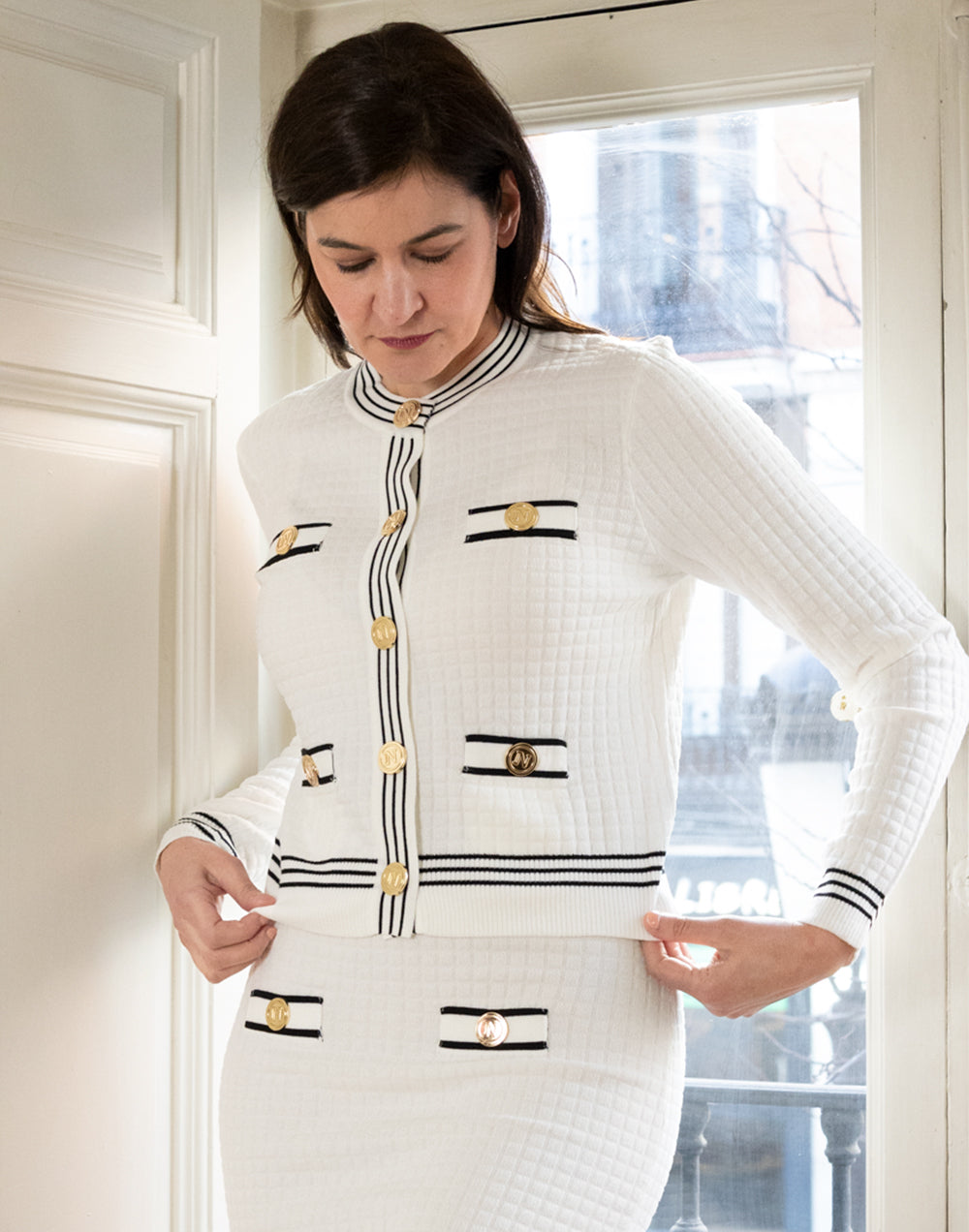Chaqueta de tricot con detalles negros blanco muestrarios de ropa y moda de mujer vestir bien elegante para ir a trabajar