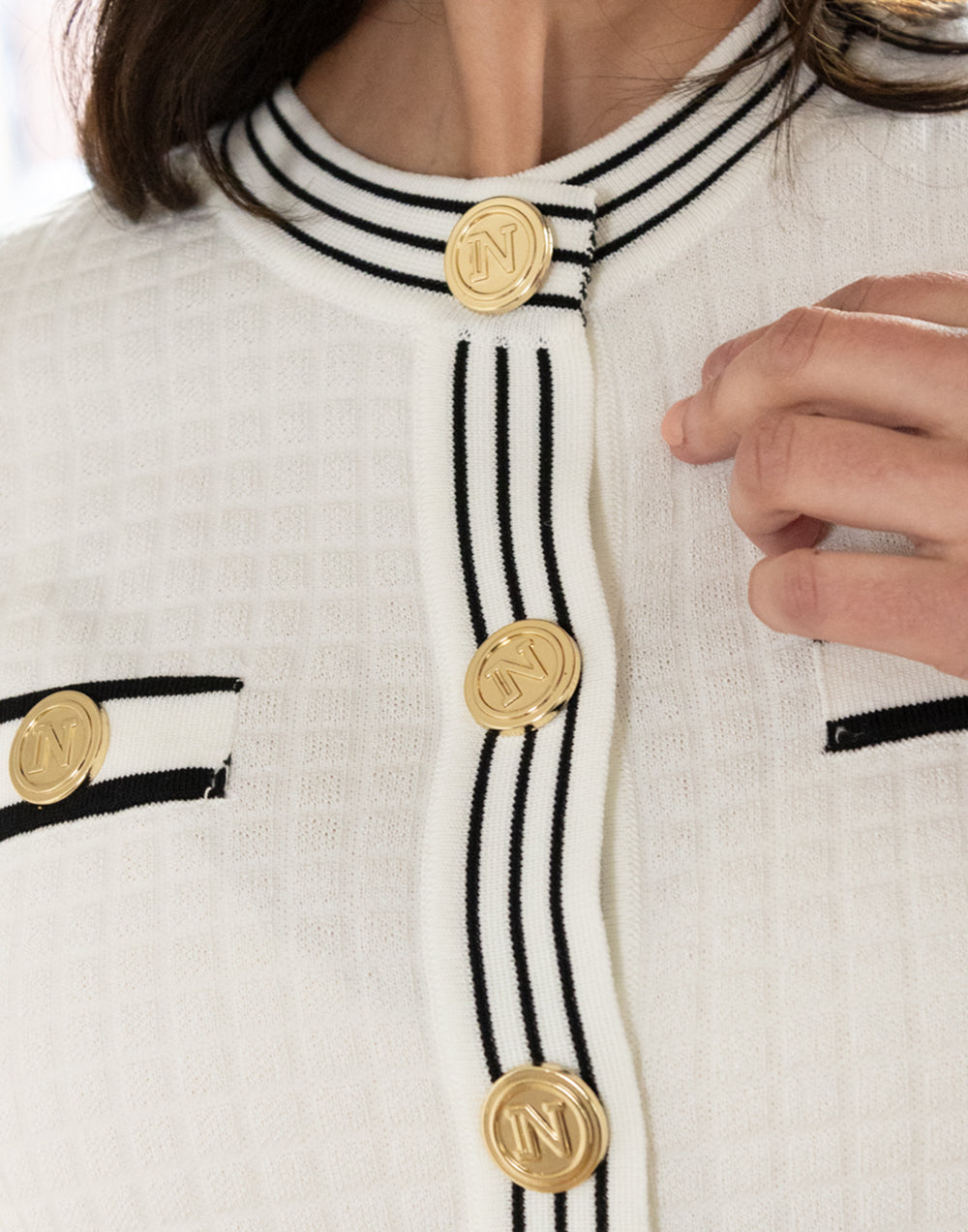 Chaqueta de tricot con detalles negros blanco muestrarios de ropa y moda de mujer vestir bien elegante para ir a trabajar