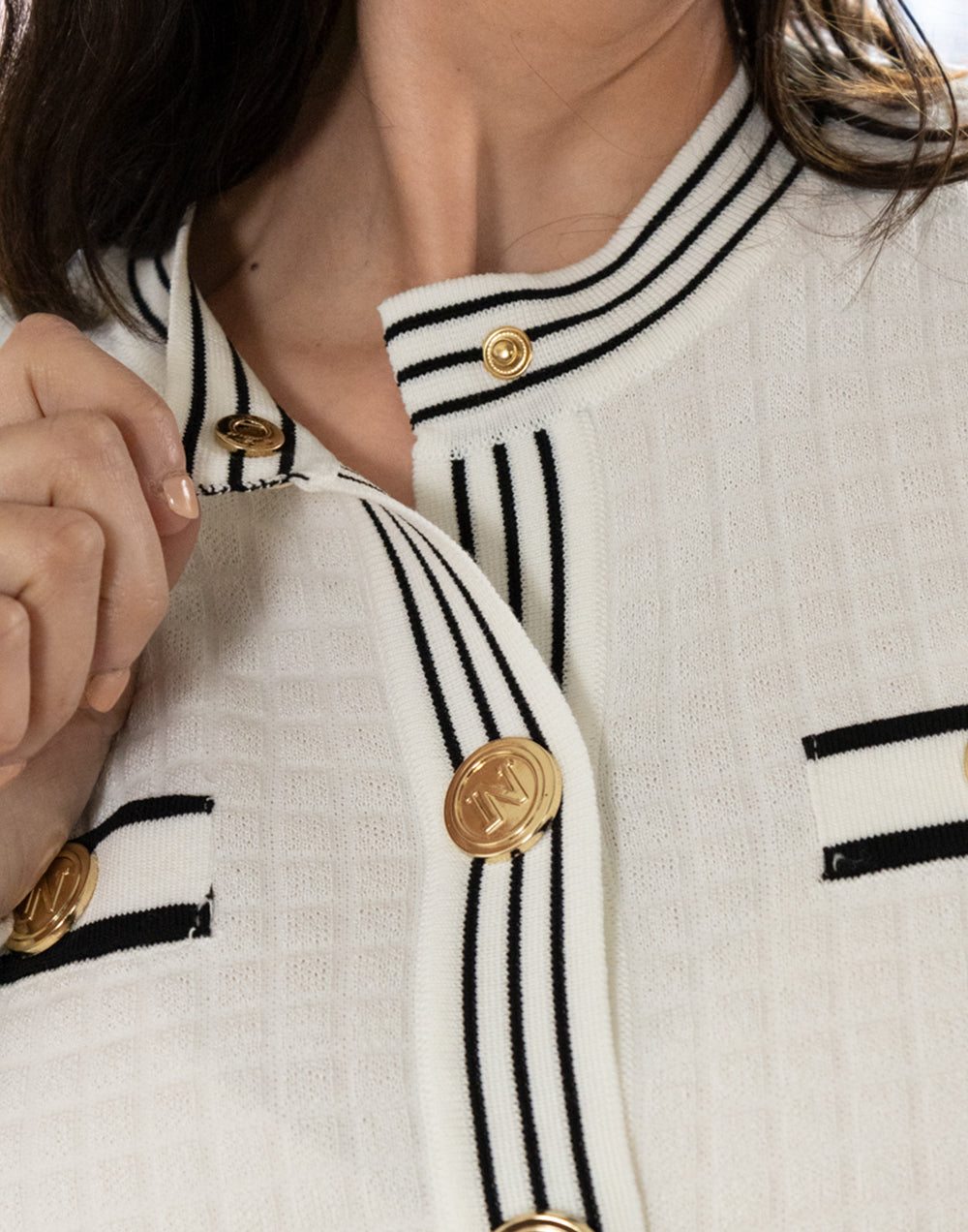 Chaqueta de tricot con detalles negros blanco muestrarios de ropa y moda de mujer vestir bien elegante para ir a trabajar