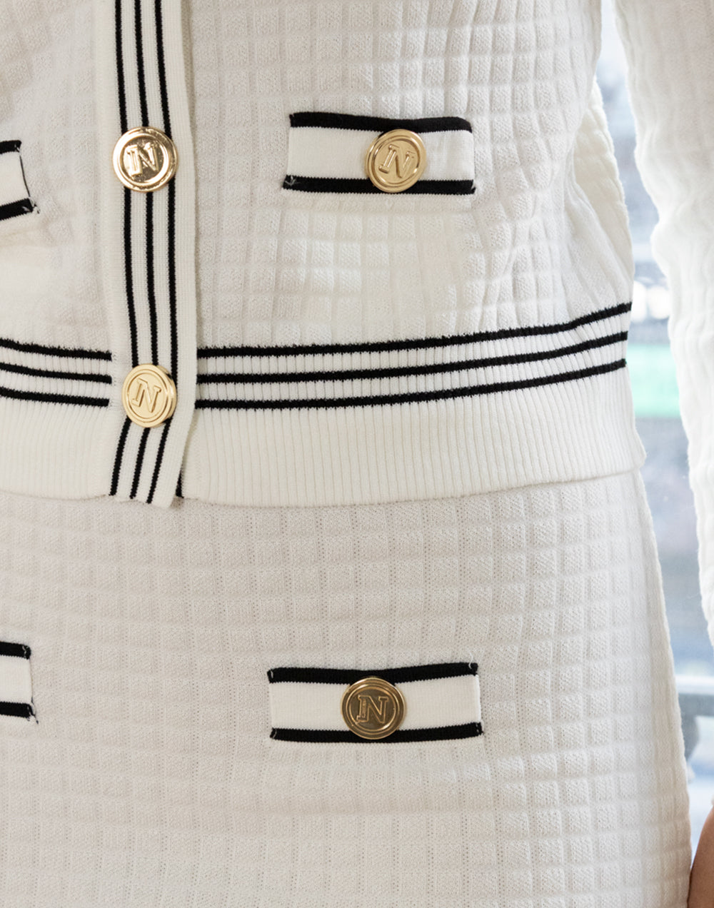Chaqueta de tricot con detalles negros blanco muestrarios de ropa y moda de mujer vestir bien elegante para ir a trabajar