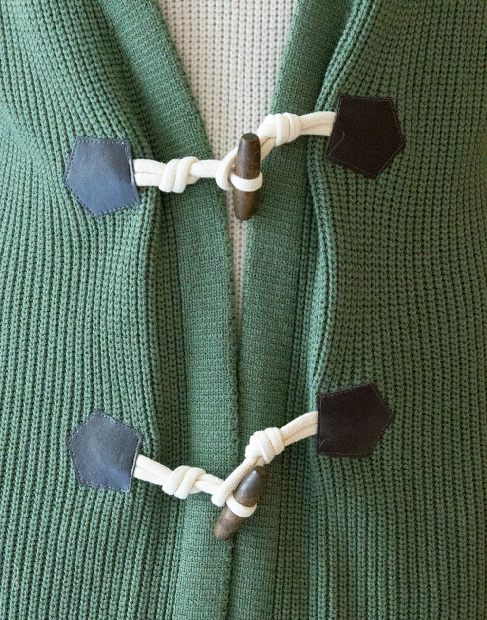 Chaqueta de tricot grueso verde con botones tipo trenca muestrarios de ropa y moda de mujer vestir bien en otoño dias de frio
