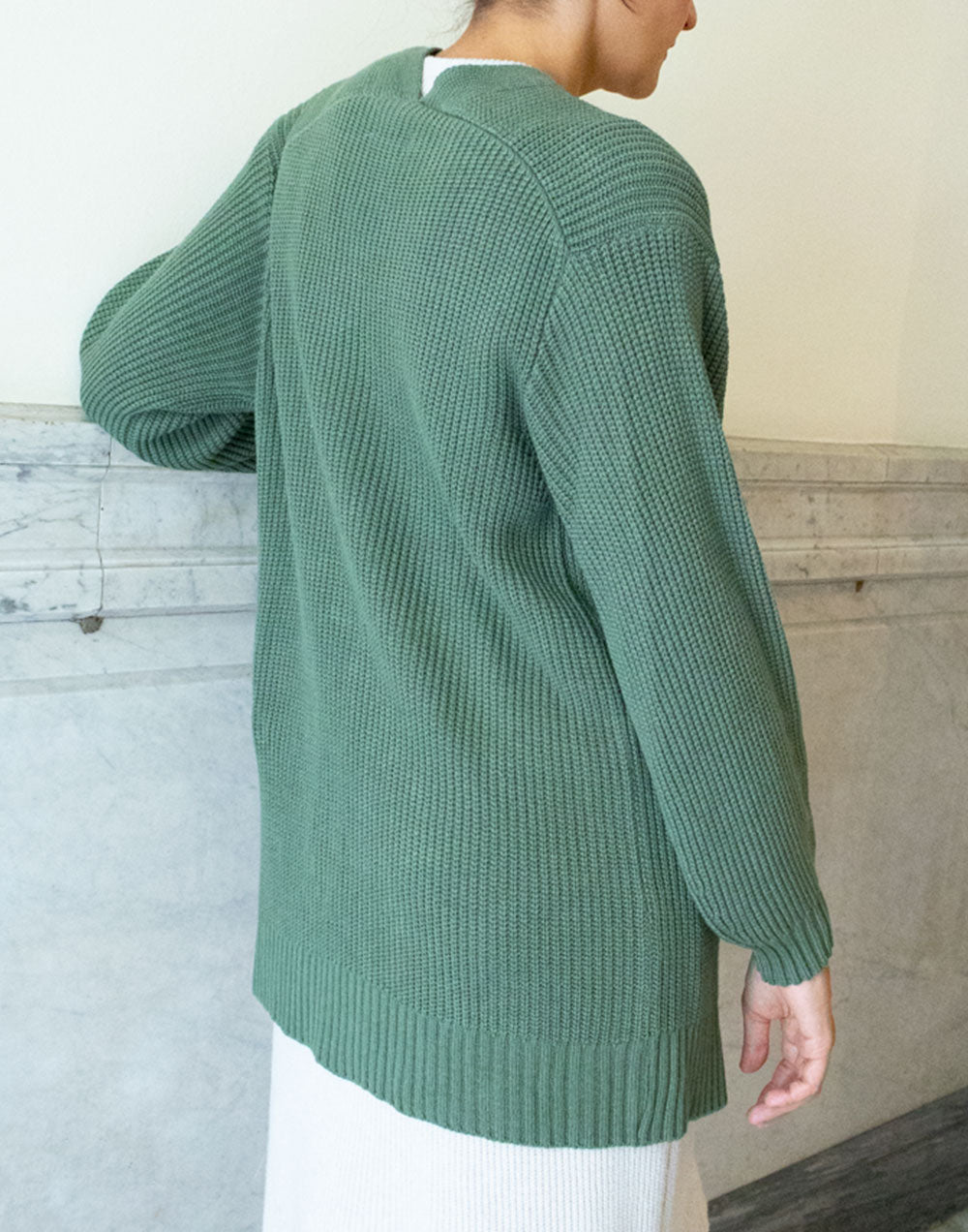 Chaqueta de tricot grueso verde con botones tipo trenca muestrarios de ropa y moda de mujer vestir bien en otoño dias de frio