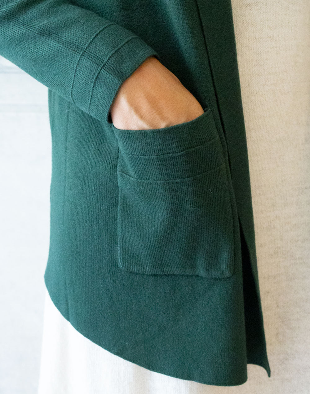 Chaqueta larga de tricot con bolsillos verde oscuro muestrarios de ropa y accesorios de mujer vestir bien con talla grande plus