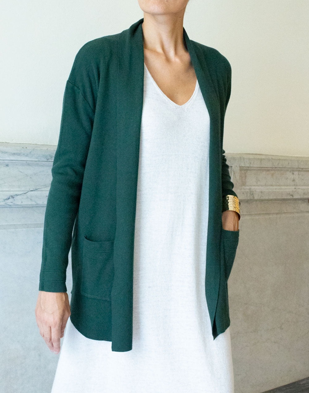 Chaqueta larga de tricot con bolsillos verde oscuro muestrarios de ropa y accesorios de mujer vestir bien con talla grande plus
