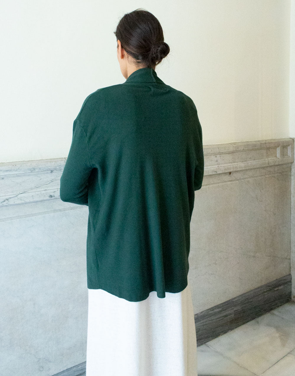 Chaqueta larga de tricot con bolsillos verde oscuro muestrarios de ropa y accesorios de mujer vestir bien con talla grande plus