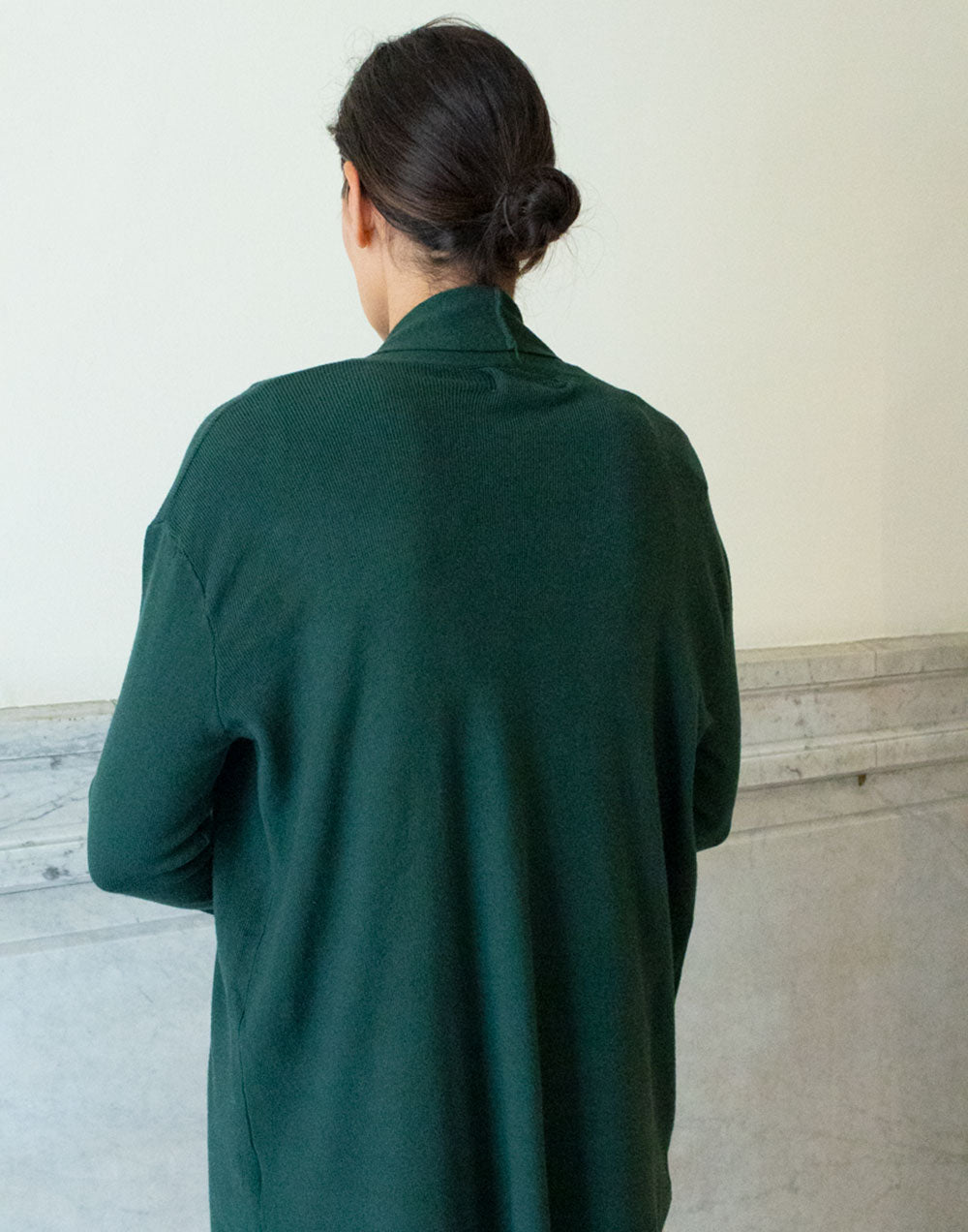 Chaqueta larga de tricot con bolsillos verde oscuro muestrarios de ropa y accesorios de mujer vestir bien con talla grande plus
