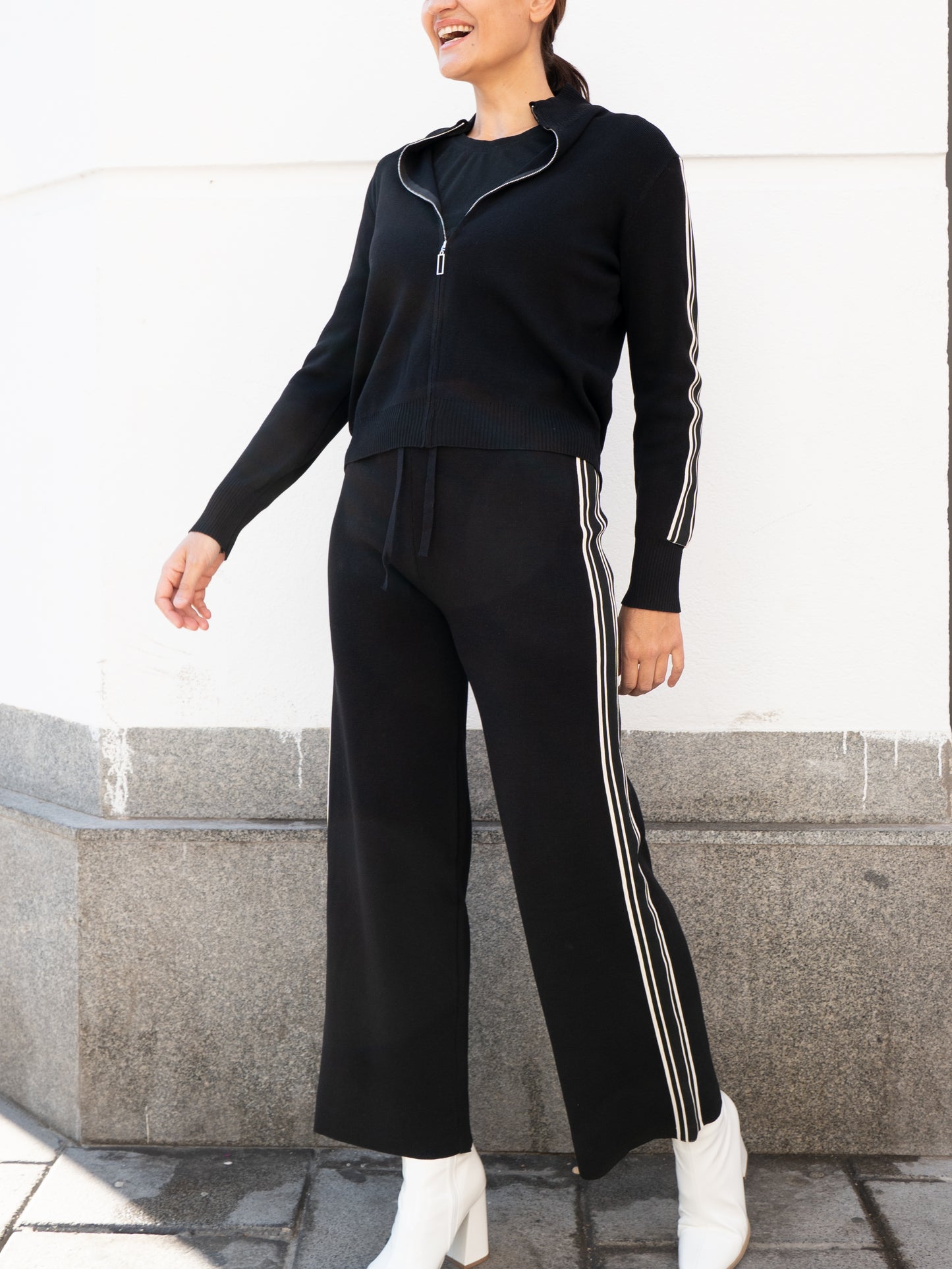 Chaqueta y Pantalón de punto con cinta lateral negro muestrarios de moda conjunto de punto total look mujer 