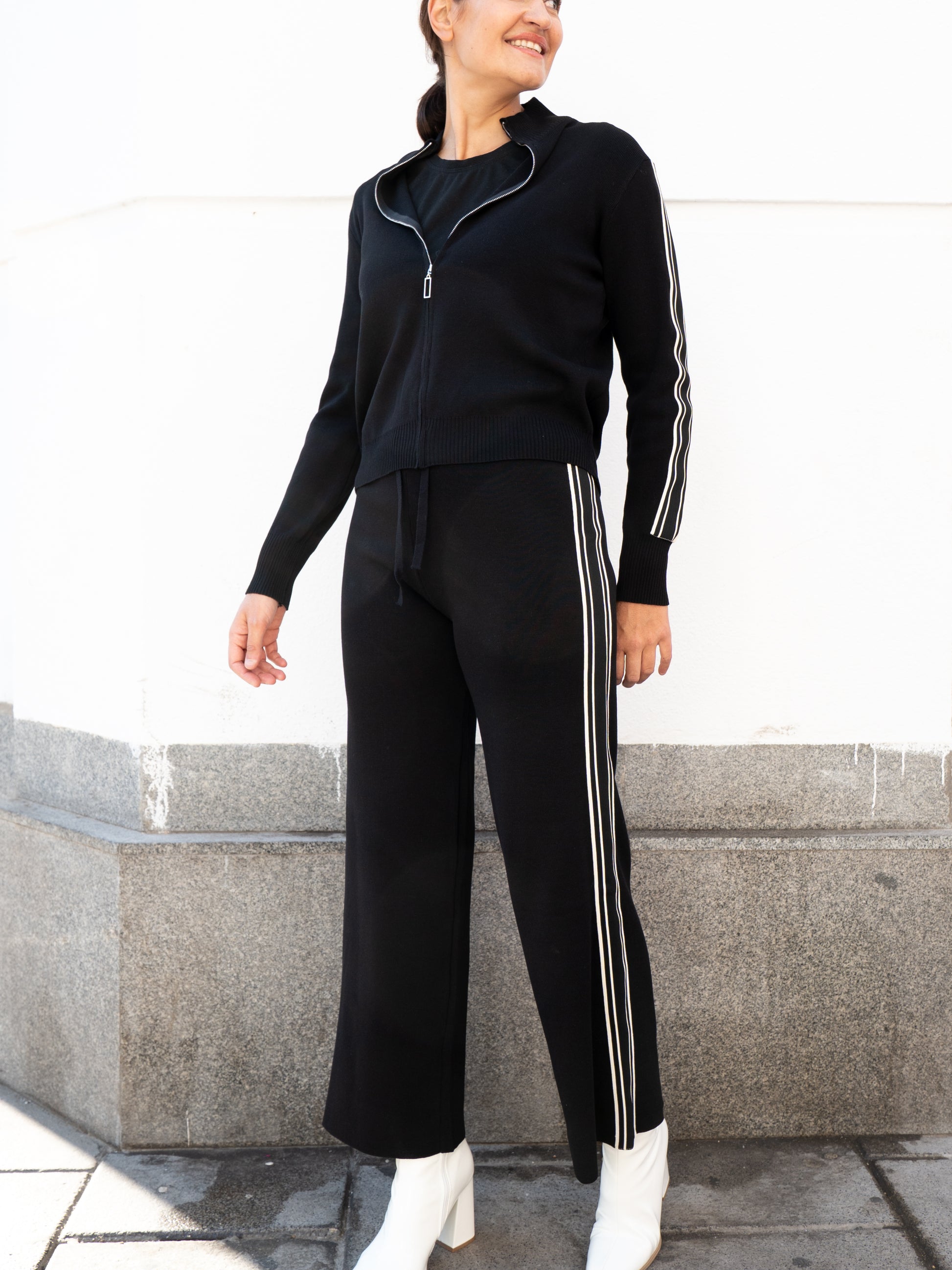 Chaqueta y Pantalón de punto con cinta lateral negro muestrarios de moda conjunto de punto total look mujer 