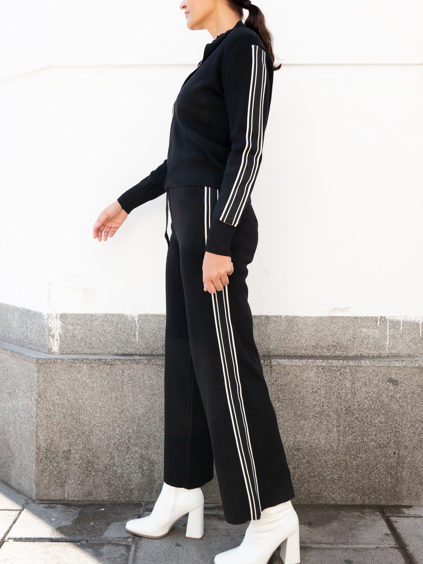 Chaqueta y Pantalón de punto con cinta lateral negro muestrarios de moda conjunto de punto total look mujer 