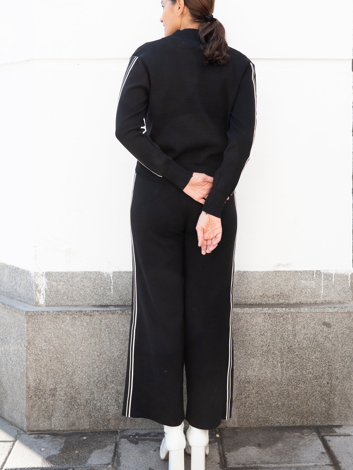 Chaqueta y Pantalón de punto con cinta lateral negro muestrarios de moda conjunto de punto total look mujer 