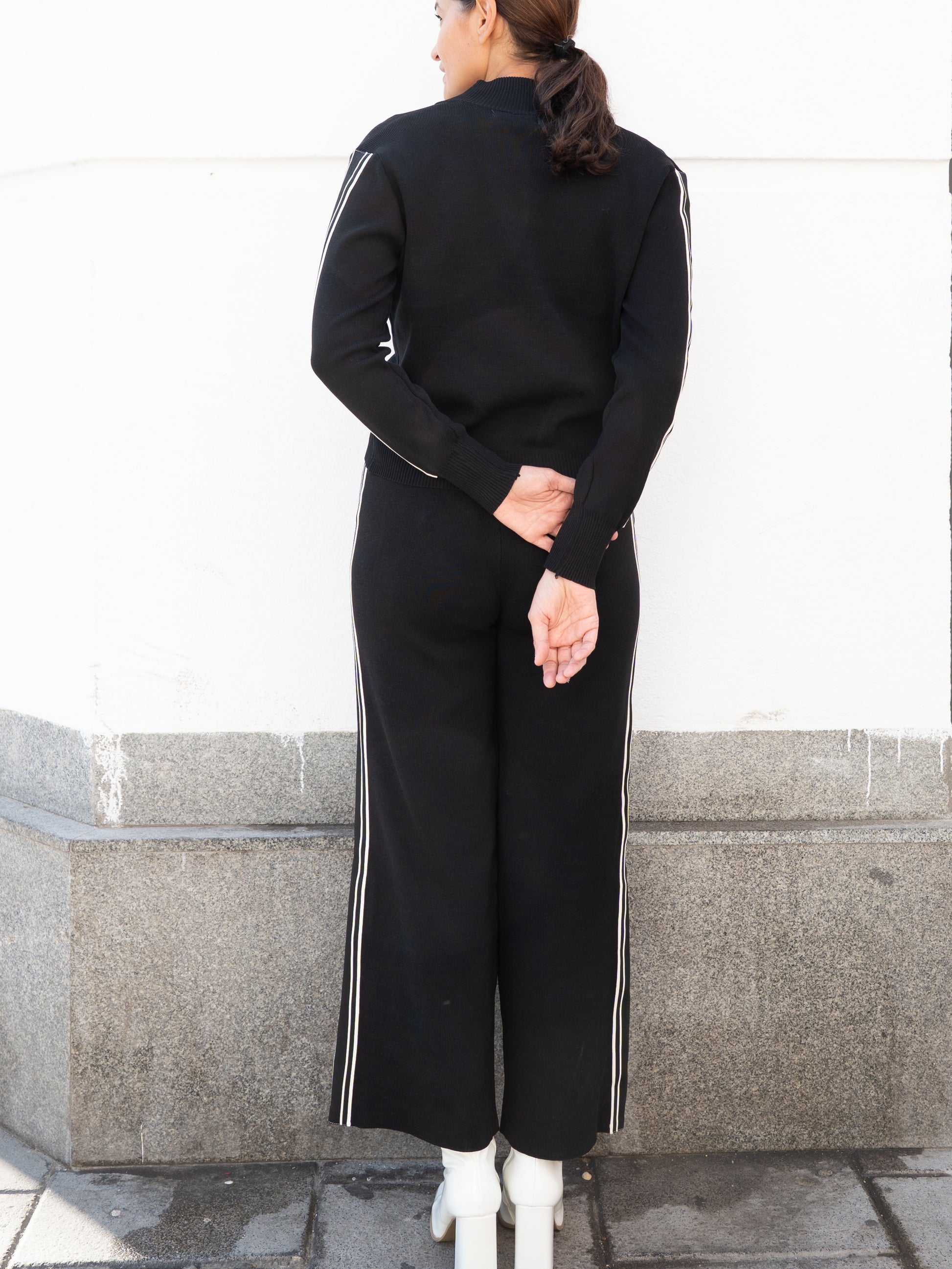 Chaqueta y Pantalón de punto con cinta lateral negro muestrarios de moda conjunto de punto total look mujer 