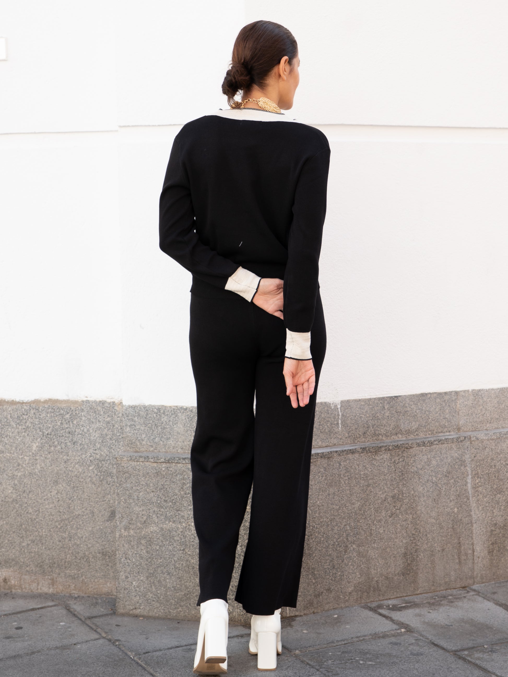 Chaqueta y pantalón de tricot con detalles a contraste negro conjunto de punto muestrarios 