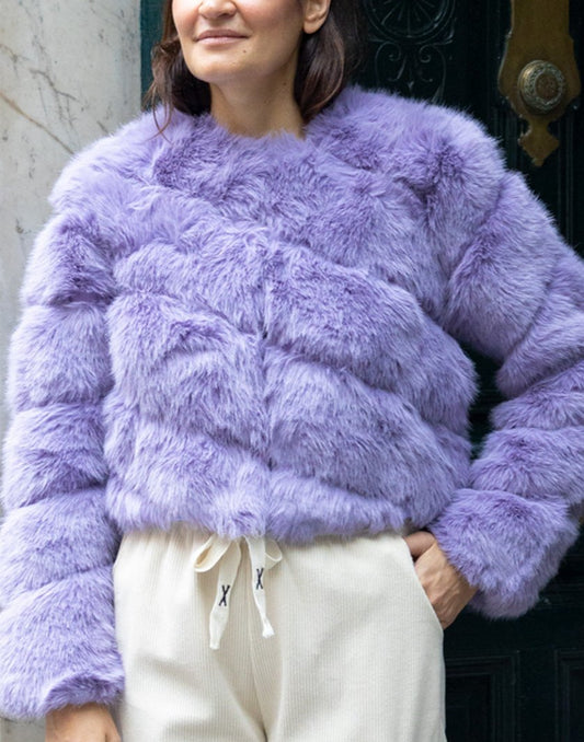 Chaquetón corto de pelo vegano lila muestrarios de ropa y moda de mujer vestir bien abrigo de pelo de color
