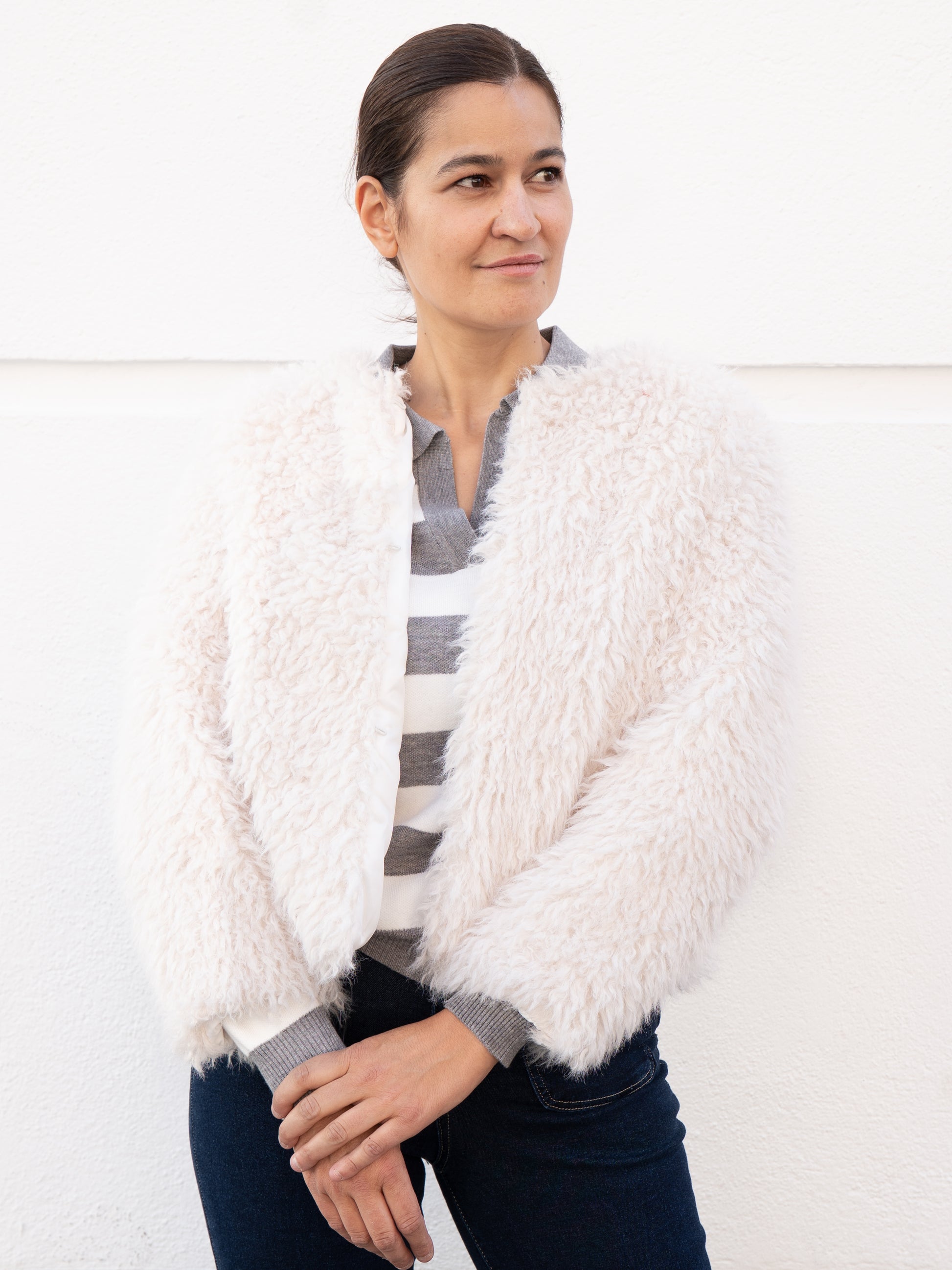Chaquetón corto de pelo vegano tipo oveja blanco muestrarios de ropa y moda de mujer