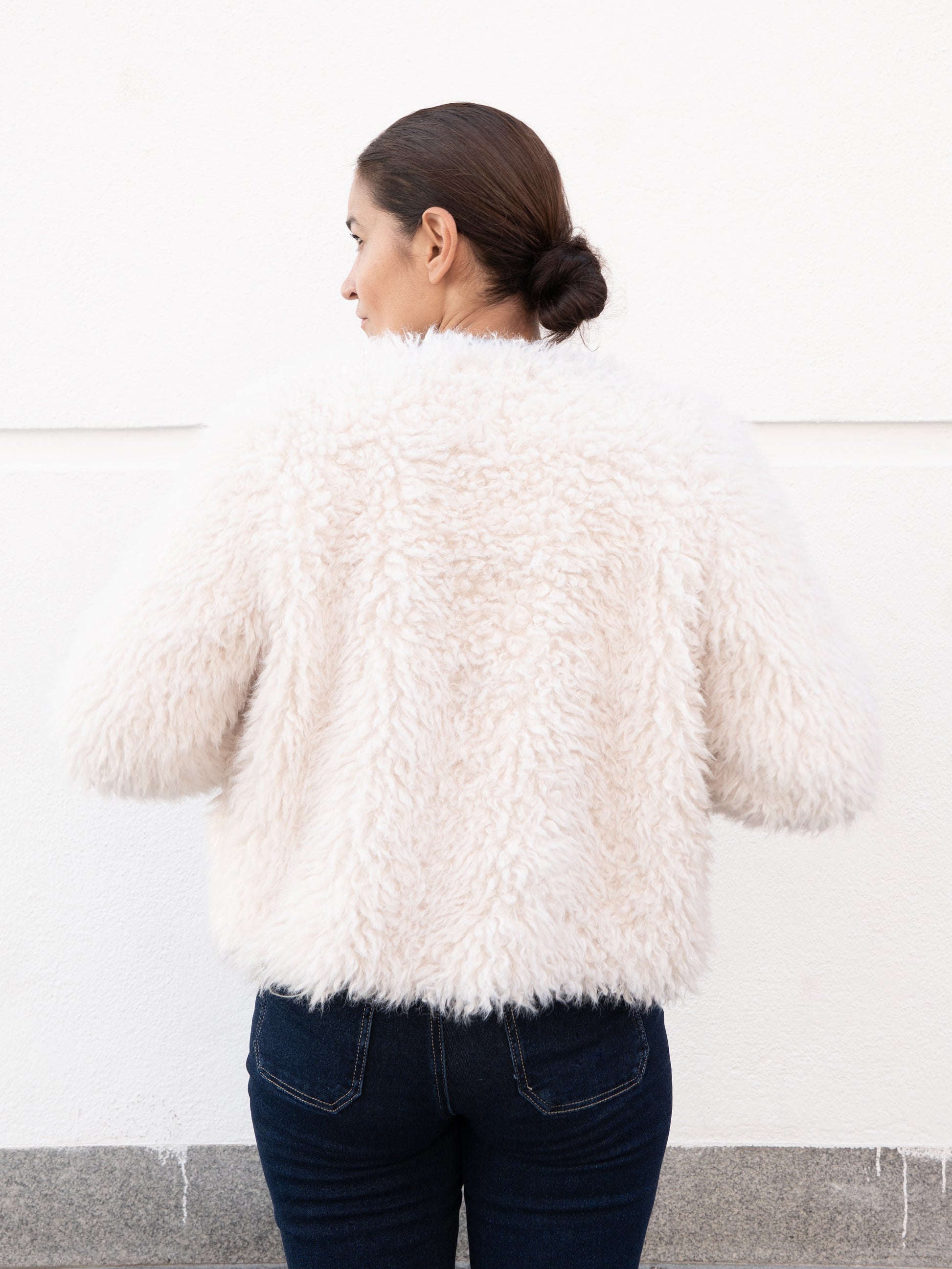 Chaquetón corto de pelo vegano tipo oveja blanco muestrarios de ropa y moda de mujer